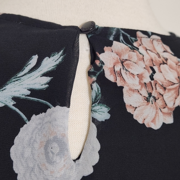 Vince Camuto Black Floral Blouse Size Medium - Picture 5 of 7